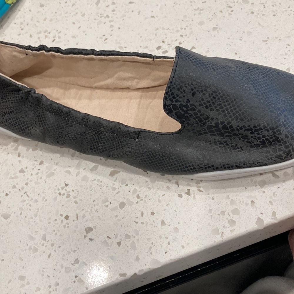 Tennis shoes